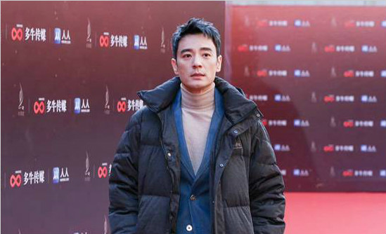 李光洁亮相牛耳盛典 穿羽绒服走红毯超接地气