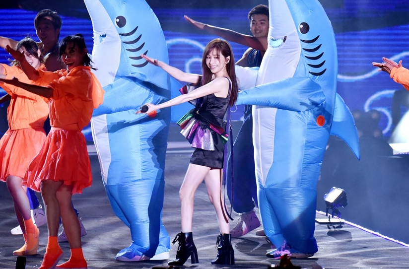 王心凌high翻台中跨年 演绎多首经典歌曲回忆满满
