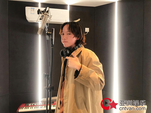 00后中文系少年周眠携带最新单曲给大家说一句《新年快乐》