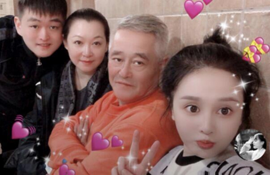 赵本山全家福曝光 一家四口依偎温馨幸福!