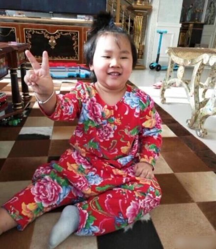郭德纲5岁小儿子近照 肉嘟嘟的扎个小辫子好可爱