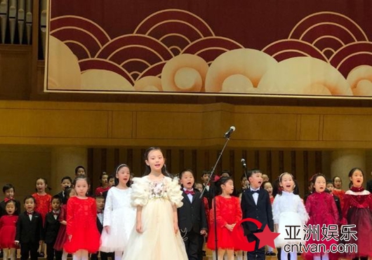 李小璐女儿甜馨领唱萤火虫 声音清脆台风稳健