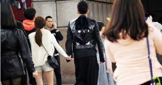 王大陆恋情曝光 街头与美女牵手搂抱!