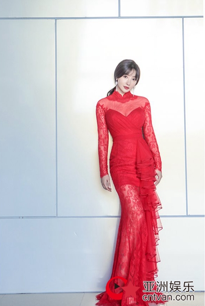 柳岩中国风红裙写真优雅娴静 蜂腰雪肤喜迎新年