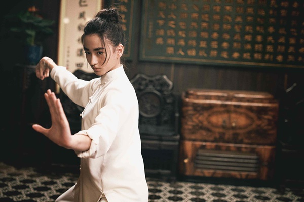 李宛妲首部电影《叶问4》票房破十亿 灵气演技备受好评