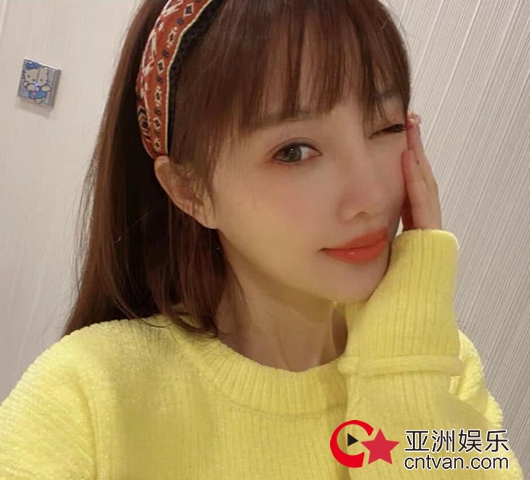 李小璐晒自拍美照 打扮俏皮粉嫩对镜头卖萌