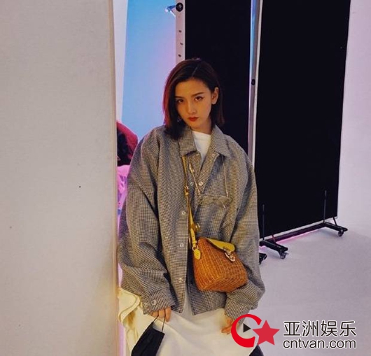 宋祖儿疑醉酒踢人 网友:白瞎长这么好看!
