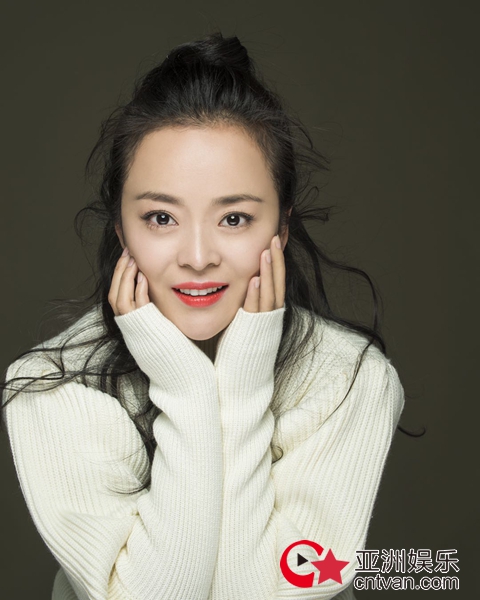 演员王嘉白衣写真 极简搭配纯净美好