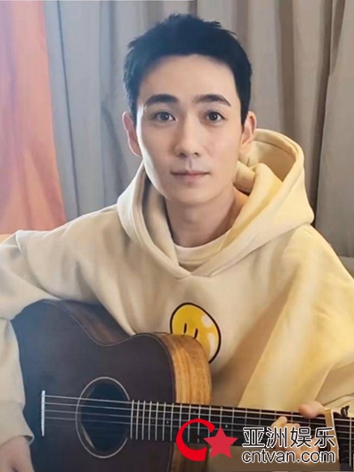 朱一龙吉他弹唱超好听 寸头造型清爽帅气