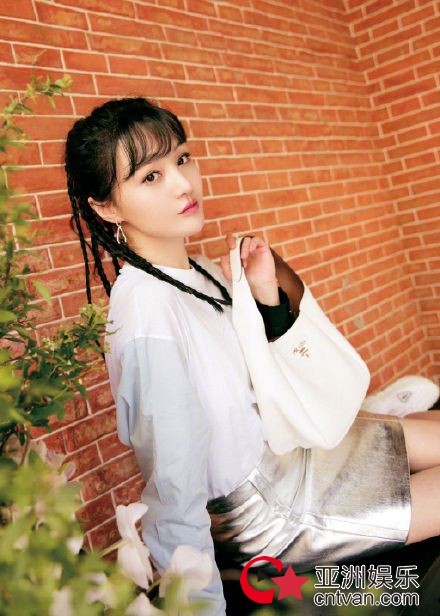 郑爽脏辫造型可盐可甜 网友:可盐可甜百变美少女啊!