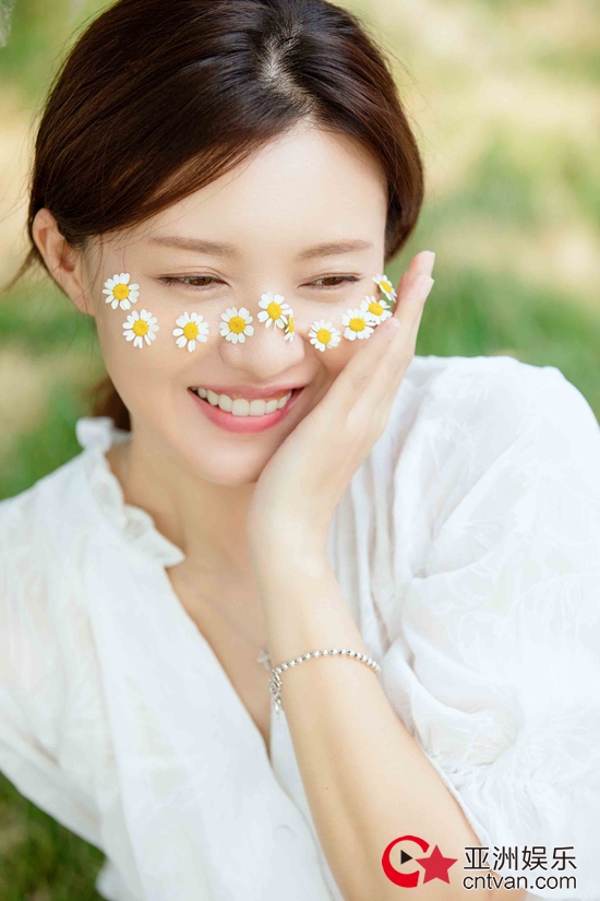 傅晶立夏节气写真 淡雅如菊尽显初夏活力