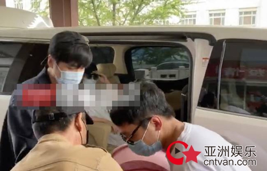 唐艺昕产后出院 张若昀升级当爸发红包心情好