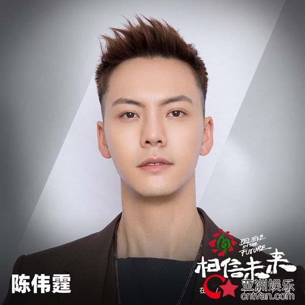 陈伟霆相信未来义演 抱猫弹唱粤语歌《几许风雨》