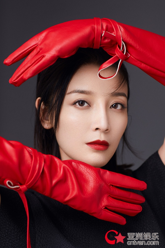 高晓菲新写真复古与时尚完美结合 演绎“赤色浪漫”