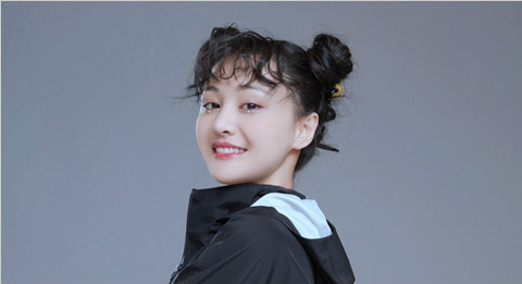 《奇妙小森林》海报曝光郑爽泡面刘海可爱俏皮