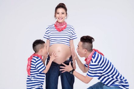 陈小春二胎儿子正面照曝光 儿童节首晒照喜悦之情溢于言表!