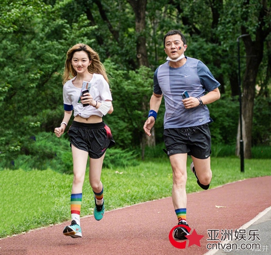 李亚鹏李嫣亲子跑合照曝光 父女俩同款彩虹色袜超炫