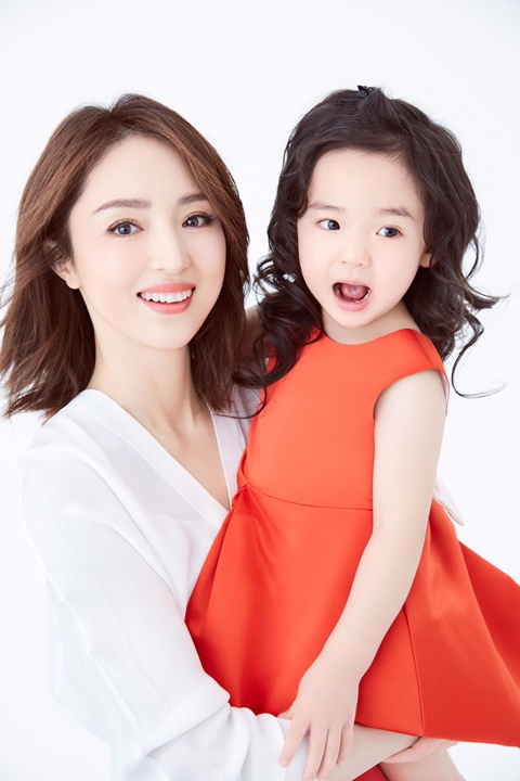 董璇穿亲子装抱女儿拍写真 小酒窝亲妈妈脸颊呆萌可爱