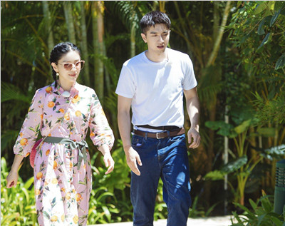 《妻子4》胡可双马尾造型显少女气息,单手拎箱力气惊人