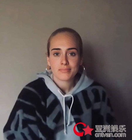 歌手阿黛尔瘦身后首次视频公开露面 向三年前火灾72位遇难者致哀