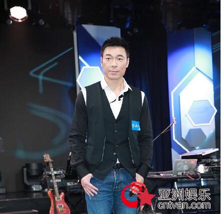 许志安正式复出 现场感谢妻子郑秀文手上婚戒抢镜!