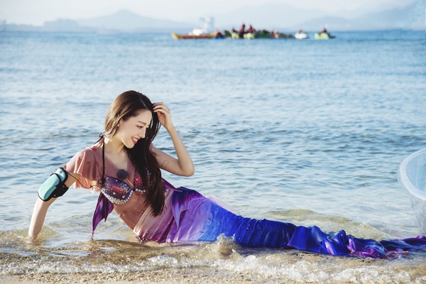 《妻子4》吉娜美人鱼泳装出镜,娇艳红唇皮肤白皙