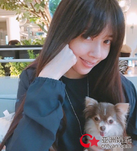 郭碧婷被曝怀孕后首晒近照 抱犬出镜刻意遮挡肚子