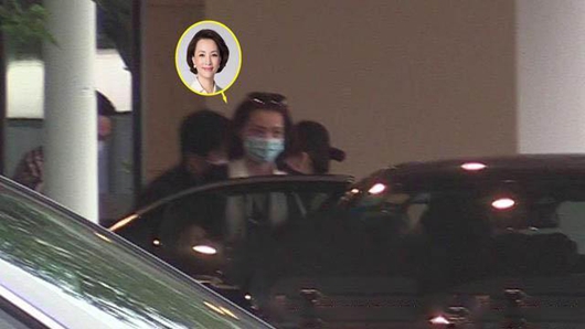 董卿久违低调现身 素颜出镜状态佳