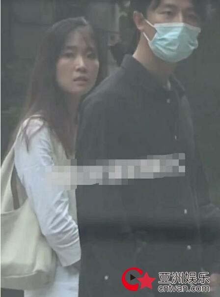 黄轩新恋情疑曝光 与长发美女外滩约会被拍