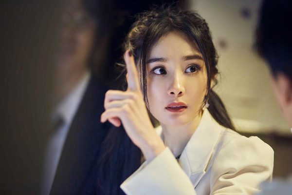 《密室大逃脱2》杨幂变身房产中介 白色西装蜈蚣双马尾超俏皮