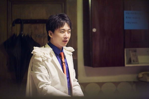 《密室大逃脱2》郭麒麟cos怪盗基德 白色西装红色领带斗篷制服超有型
