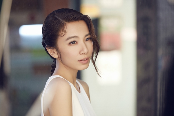 田馥甄《一一》MV上演雨中现代舞 旋转镜台引领乐迷观看人生百态