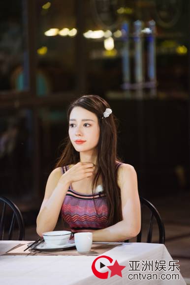 吉娜彩虹吊带针织裙展曲线美,再次演唱原创歌曲献给奶奶
