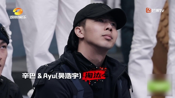 《说唱听我的》Blow辛巴爆冷淘汰热议不断 走心说唱《楼梯》惹众人泪目
