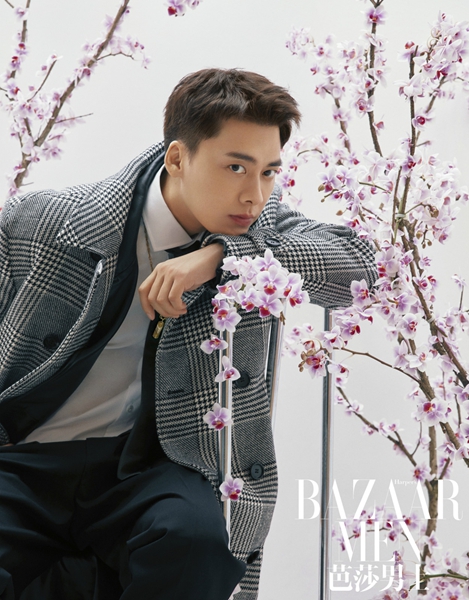 李易峰五登《芭莎男士》封面 四个月拿下七刊九封