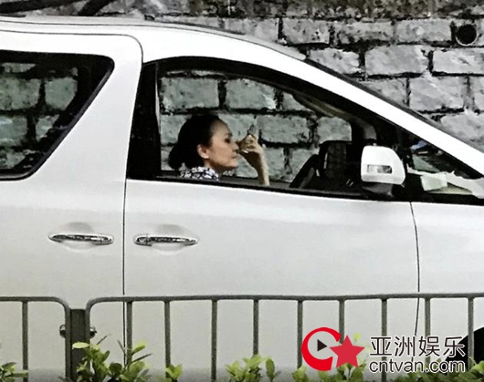 张柏芝妈妈开网约车 订单惨淡满面愁容