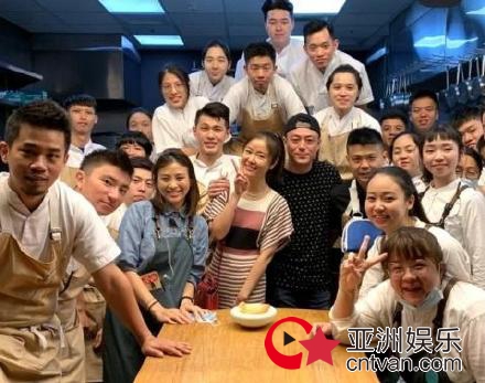 林心如霍建华庆祝结婚四周年 林心如娇羞捂脸依偎在老公怀中