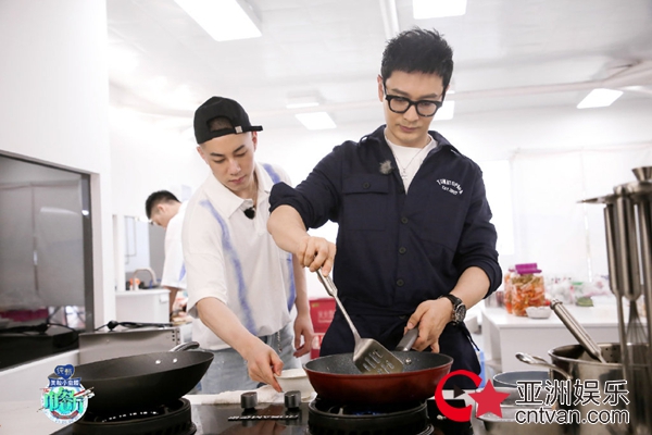 黄晓明动情致敬宜昌破窗救人交警 《中餐厅4》弘扬暖心正能量三网收视第一