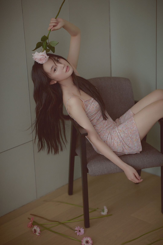 彭小苒七夕限定写真曝光,碎花吊带裙碰撞复古质感,满满少女风情