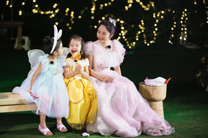 《奇妙小森林》谭松韵玻璃糖纸公主裙亮相森林晚会,与萌娃同台飙戏欢乐多