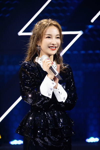 张萌吴昕加盟主持《姐姐》总决赛公演 李斯丹妮团全员穿婚纱