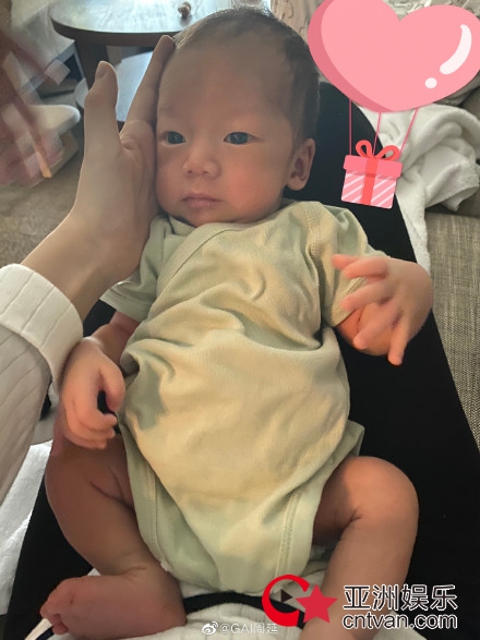 GAI晒儿子正面照 大眼睛高鼻梁帅气可爱