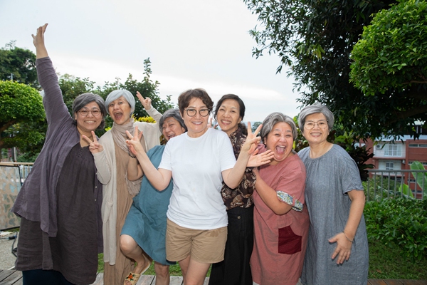 万芳《给妳们》MV幕前幕后十座金奖加持 七姐妹全员出演情比金坚