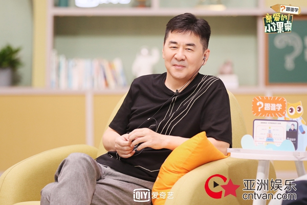 《亲爱的小课桌》完美收官 陈建斌深情发言获全场称赞