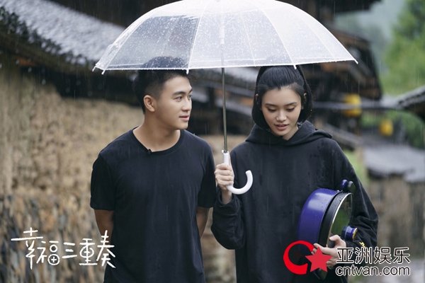 奚梦瑶何猷君《幸福三重奏》开播 西柚CP成功追星吴京