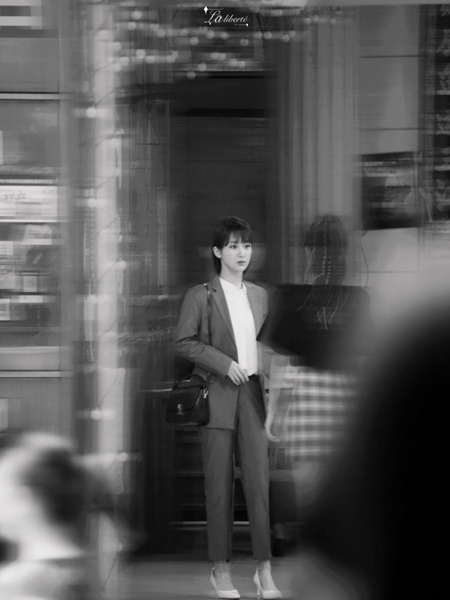 杨紫《女心理师》路透 西装干练状态俱佳