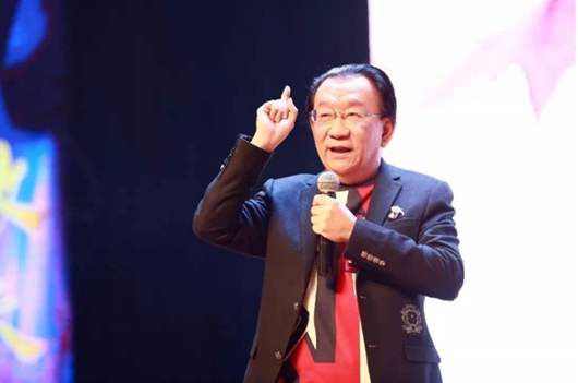 74岁侯耀华商演价格仅5万 舞台简陋仍满面笑容