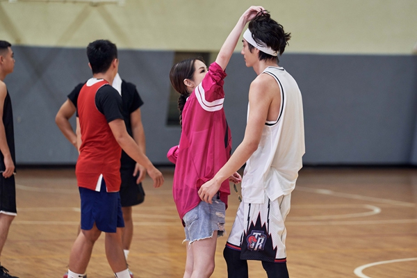 《女儿3》萧亚轩陪黄皓打篮球 整理头发互动亲密