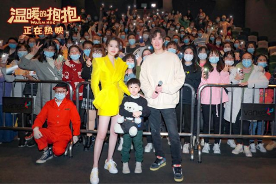 常远首部导演作品《温暖的抱抱》票房近6亿 李沁首演喜剧