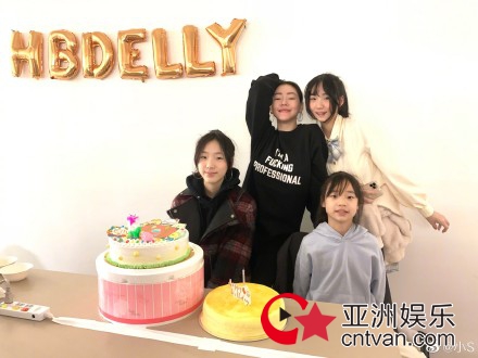 小S为大女儿庆生15岁 自侃还是那么年轻!